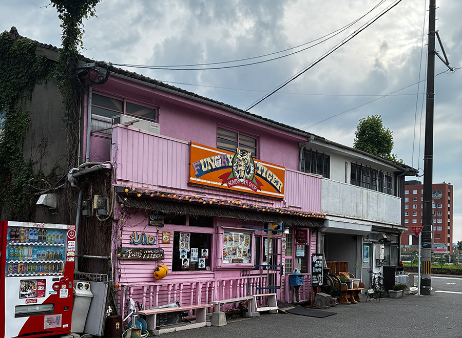 それは路地に隠れている。