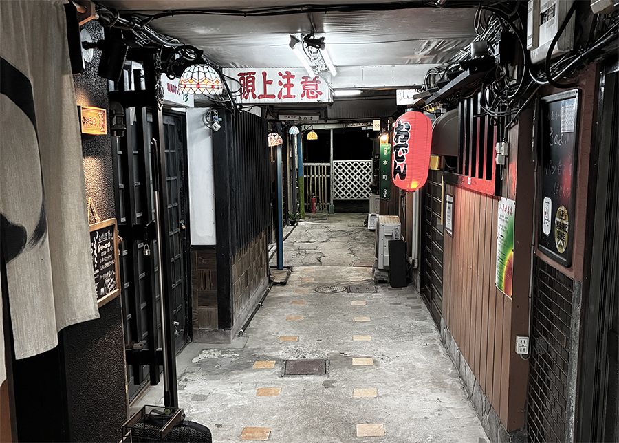 路地裏へ。