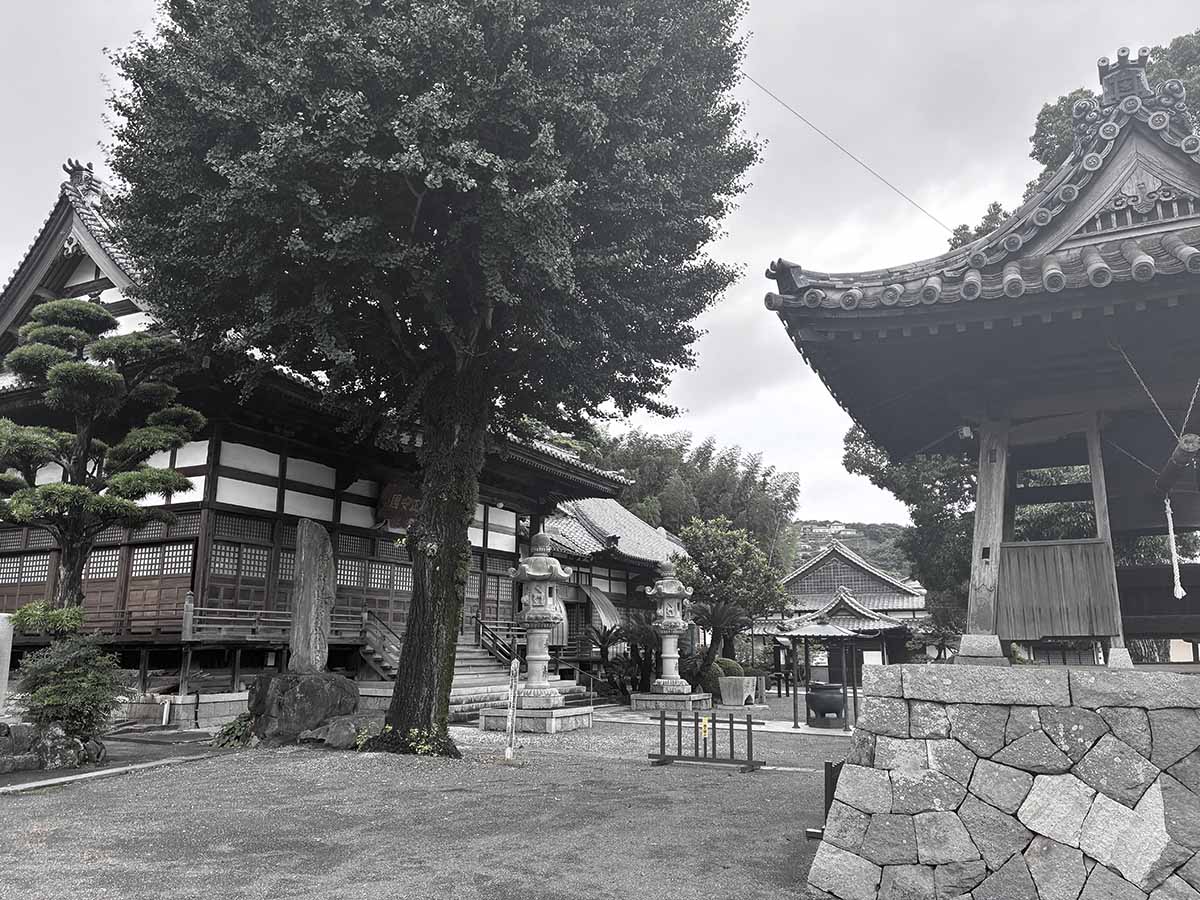 路地に入れば、八幡の日常が見えてくる。