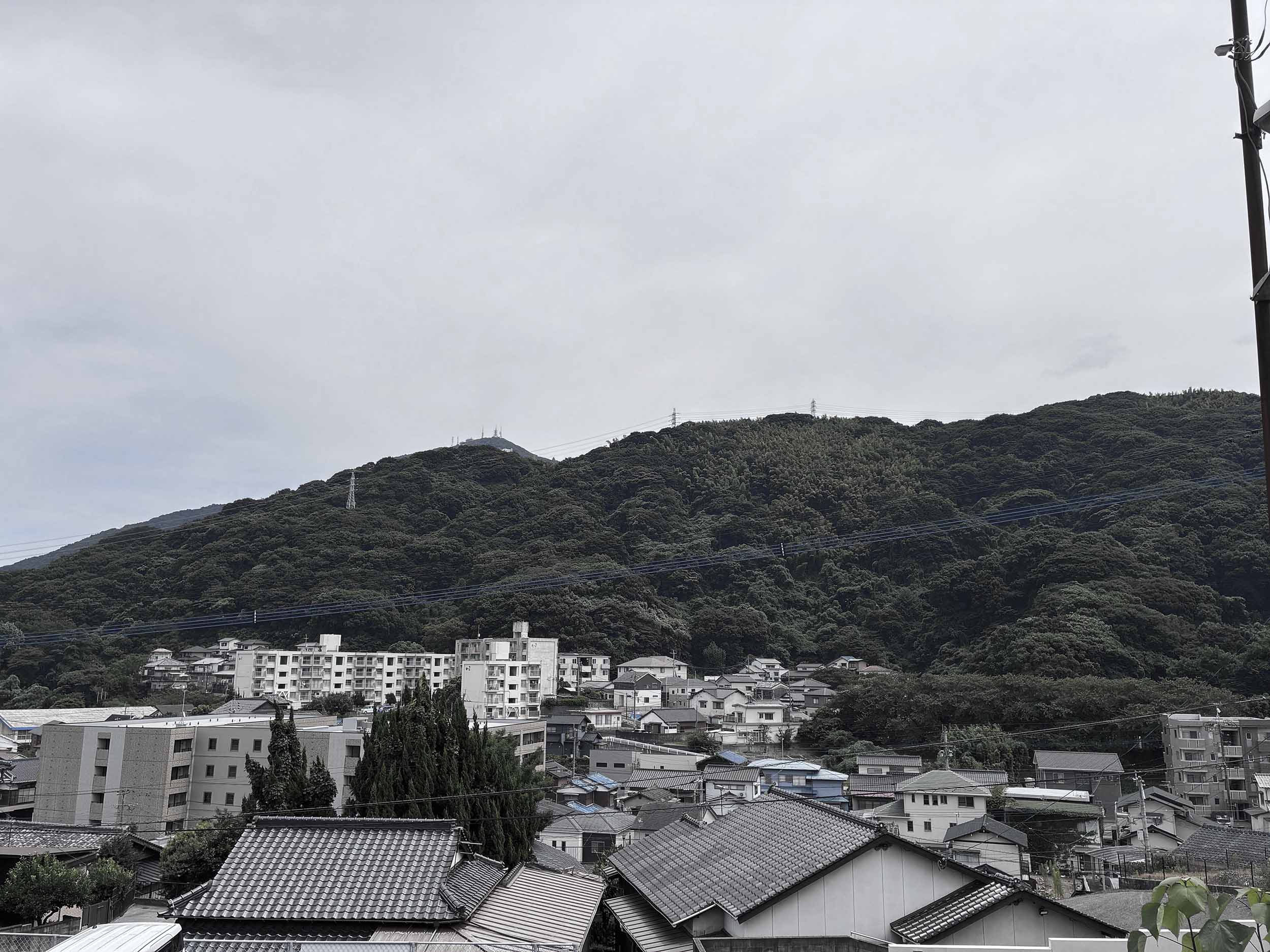 皿倉山をを見上げる