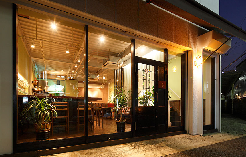 カフェカウサを開店。